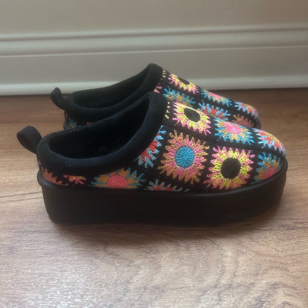 Woman’s Frosty Platform Crochet Clog Slipper Sz 8.5